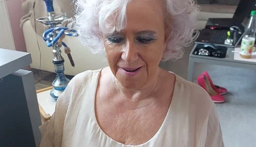 Horny busty Mature seduces her Neighbor: Ansehen auf EroticOnly.DE