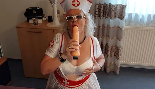 Mature PureVicky the medical assistant: Watch on EroticOnly