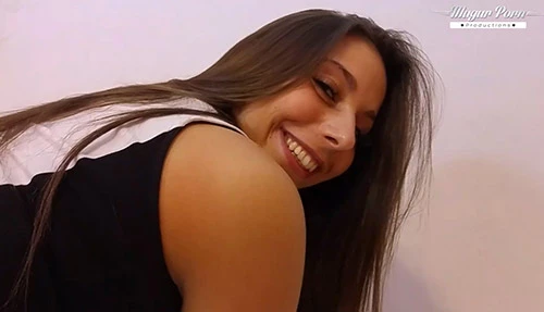 Carla's wet Pussy fucked hard: Ansehen auf EroticOnly.DE