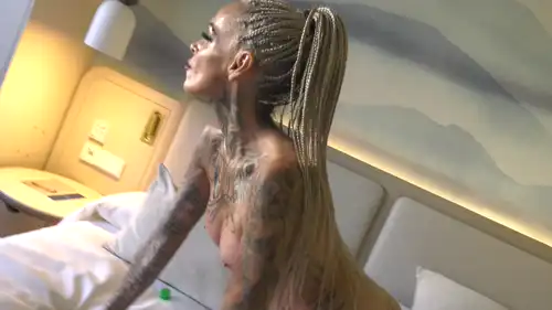 Puta rubia tatuada aceita las tetas y atraganta una polla gruesa antes de un paseo salvaje