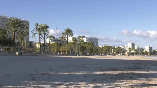 Tätowierte blonde Schlampe ölt vor dem wilden Ritt ihre Titten und Knebel an ihrem dicken Schwanz ein: Ansehen auf EroticOnly.DE