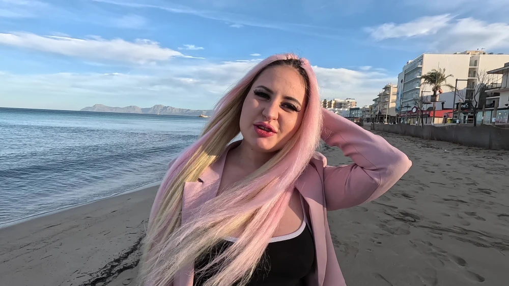 Rosahaarige Nymphomanin schlürft riesigen Schwanz vom Strand bis zum Schlafzimmerknall: Ansehen auf EroticOnly.DE