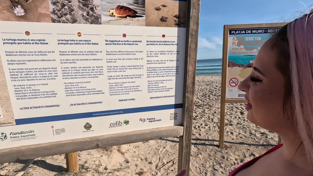 Rosahaarige Strandnymphe lutscht draußen dicken Schwanz: Ansehen auf EroticOnly.DE