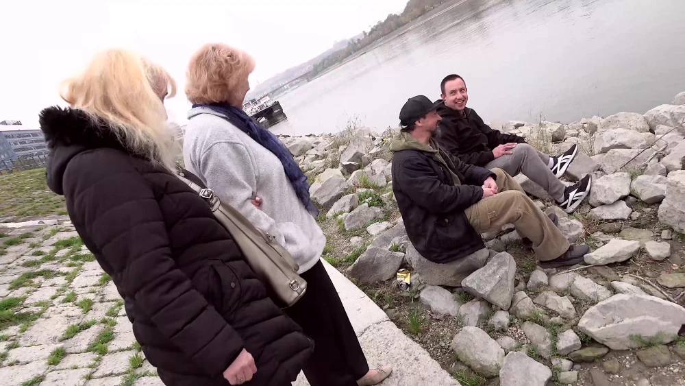 Omas am Fluss picken Stecher auf - Vierer-Saugen, Arschfick & Doppel-Facial: Ansehen auf EroticOnly.DE