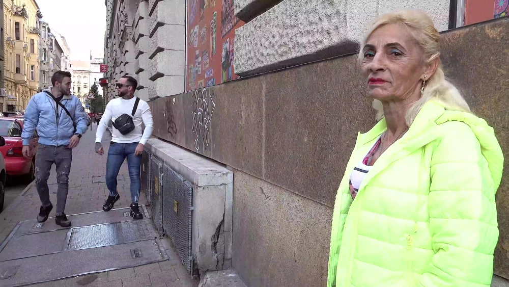 Straßen Oma Gangbang - Doppelter Blowjob, Pussy DP Oral, Anal & Facial: Ansehen auf EroticOnly.DE