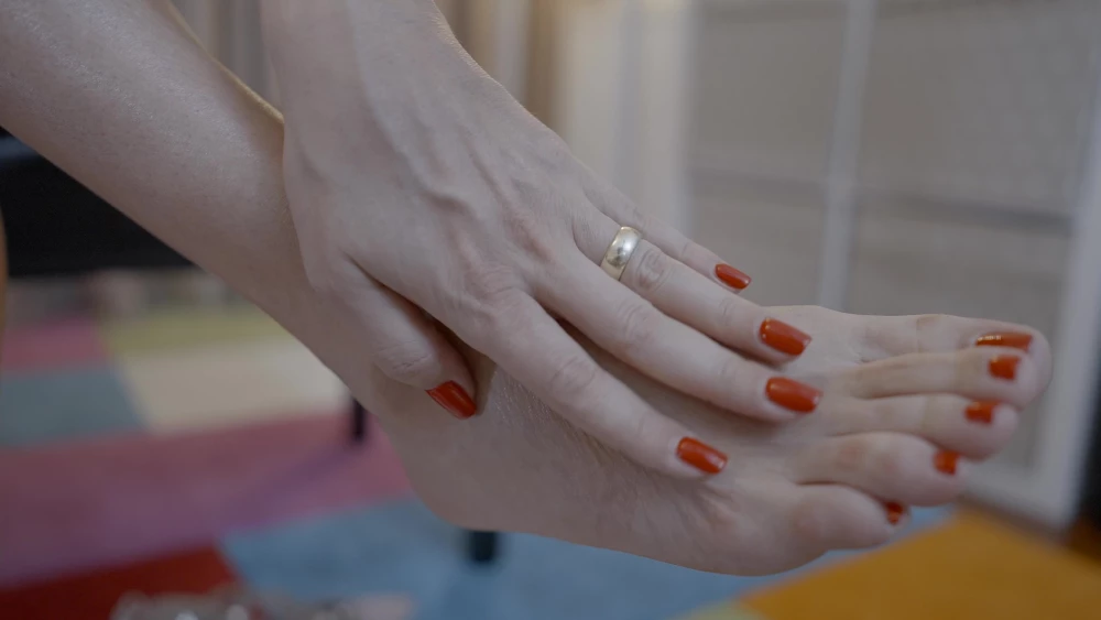 Heiße Fußfetisch-Massage & Pussy-Play – Lustvolles Fingern in alle Löcher und Selbstbefriedigung: Ansehen auf EroticOnly.DE