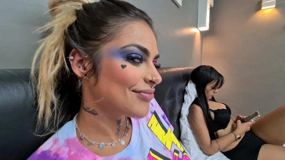 Tätowierte Girls Fuß-Dom: Zehen-Gesicht-Quetsch, Lecken & Tief-Gag - Lesben-Fetisch!: Ansehen auf EroticOnly.DE