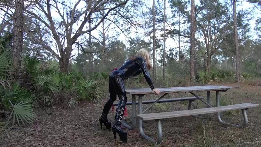 Wald-Latex-Strapon: Dom spankt und fickt Sklavin auf Tisch: Ansehen auf EroticOnly.DE