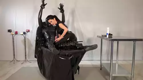 Diosa de Látex Sondando el Polla Expuesta del Esclavo con Tubos Uretrales y Vibrador