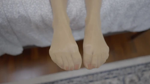 MILF quente com fetiche por pés de nylon | Solas macias, unhas vermelhas e toque sensual: Ver em EroticOnly