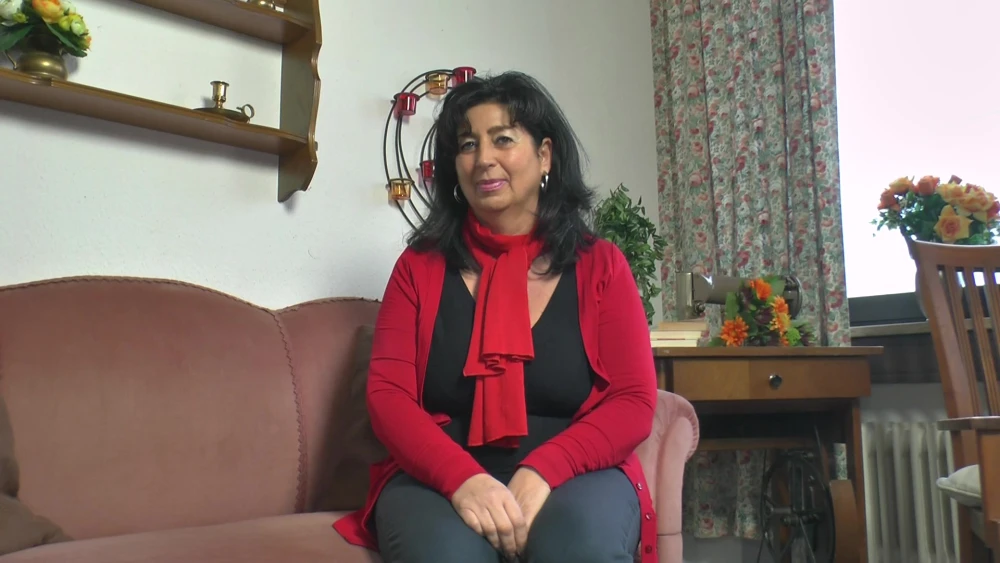 Ver Puta madura con curvas, dedos y consoladores en su coño peludo en EroticOnly