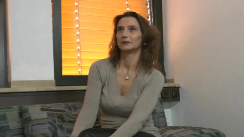 Ver MILF cachonda se desnuda hasta las medias y hace vibrar su coño salvaje en EroticOnly