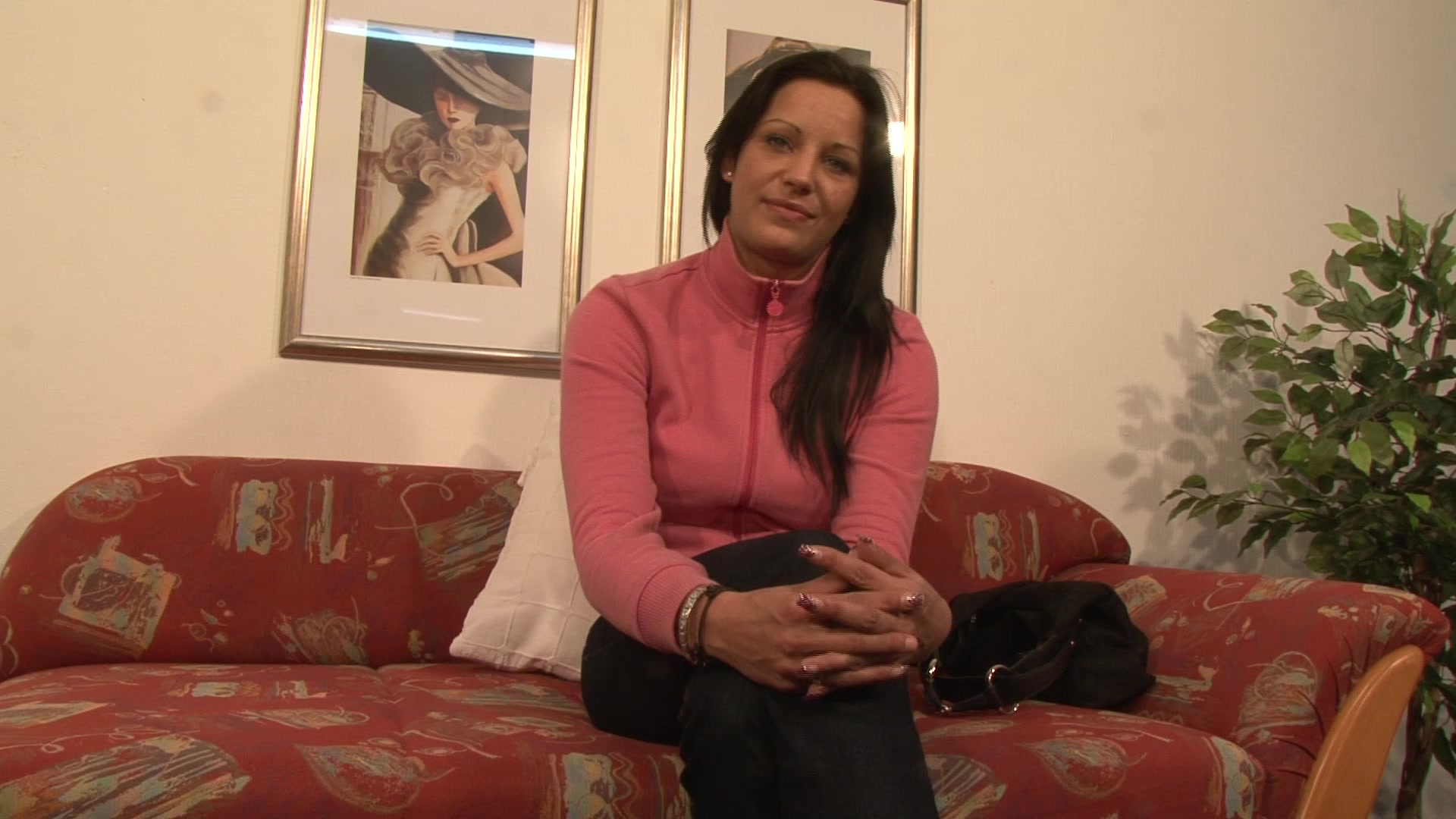 Ver Morena de coño peludo golpea su agujero mojado con un consolador naranja grueso en EroticOnly