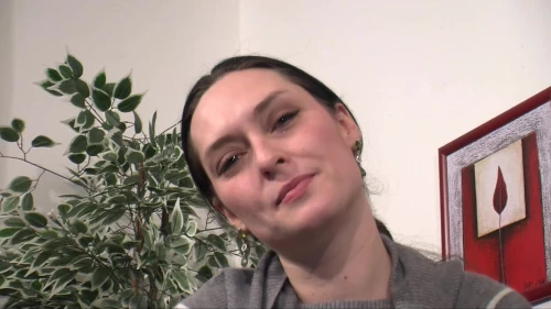 Ver MILF morena se mete los dedos en el coño jugoso y luego lo golpea con un consolador rojo en EroticOnly