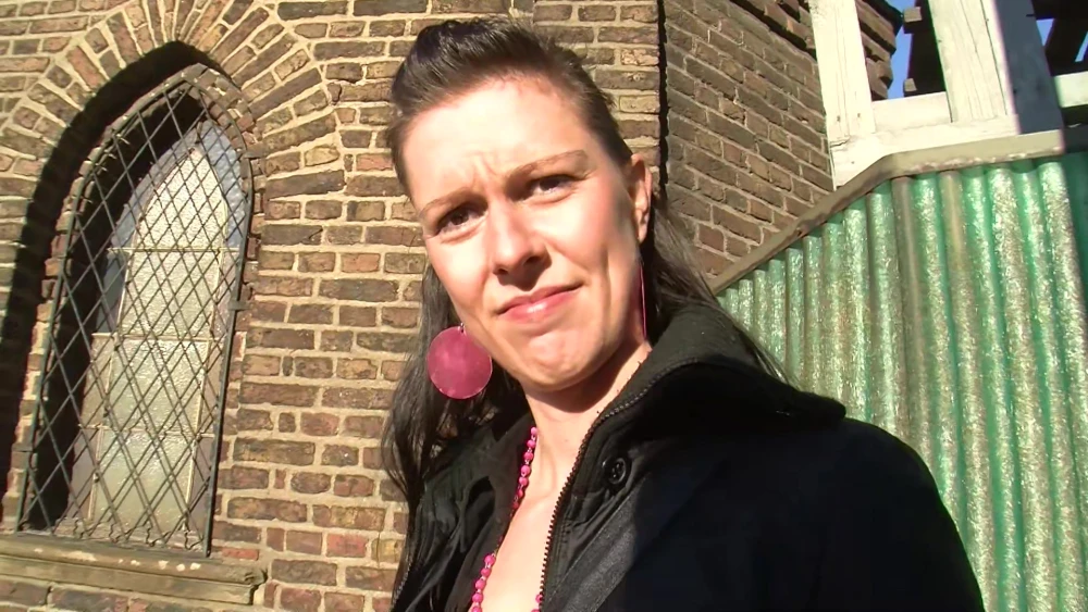 Ver MILF con coño perforado se mete los dedos y se folla con un consolador naranja grueso Texas Patti en EroticOnly